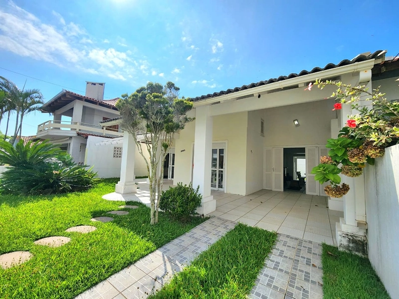 Casa com 3 dormitórios (1 suíte) a 200 metros do mar, com pátio e churrasqueira: 4ª foto da galeria de imagens do imóvel