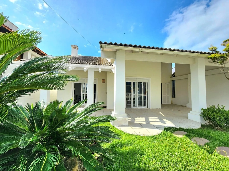 Casa com 3 dormitórios (1 suíte) a 200 metros do mar, com pátio e churrasqueira: 1ª foto da galeria de imagens do imóvel