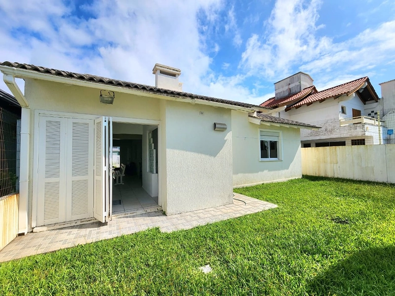 Casa com 3 dormitórios (1 suíte) a 200 metros do mar, com pátio e churrasqueira: 2ª foto da galeria de imagens do imóvel