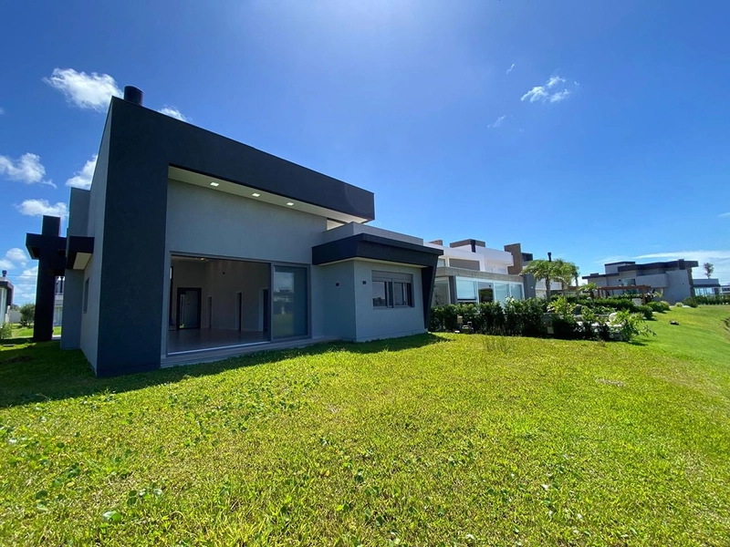 Casa moderna com 4 suítes e alto padrão de acabamento em terreno amplo: 4ª foto da galeria de imagens do imóvel