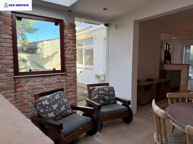 DESLUMBRANTE SOBRADO A UMA QUADRA DO MAR EM CAPÃO DA CANOA: 12ª foto da galeria de imagens do imóvel