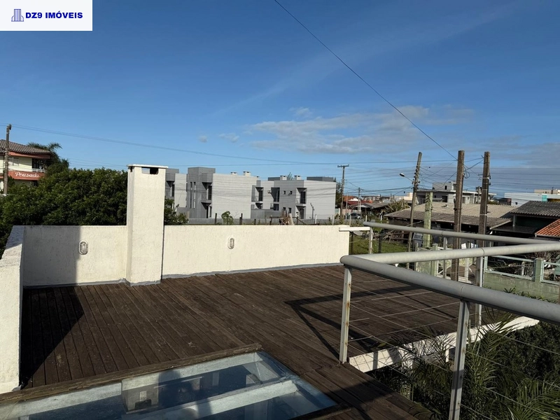 DESLUMBRANTE SOBRADO A UMA QUADRA DO MAR EM CAPÃO DA CANOA: 25ª foto da galeria de imagens do imóvel