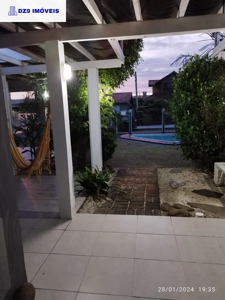 DESLUMBRANTE SOBRADO A UMA QUADRA DO MAR EM CAPÃO DA CANOA: 5ª foto da galeria de imagens do imóvel