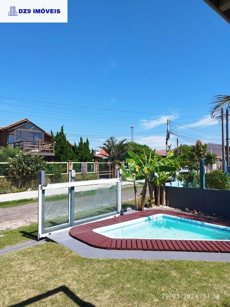 DESLUMBRANTE SOBRADO A UMA QUADRA DO MAR EM CAPÃO DA CANOA: 4ª foto da galeria de imagens do imóvel
