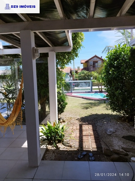 DESLUMBRANTE SOBRADO A UMA QUADRA DO MAR EM CAPÃO DA CANOA: 7ª foto da galeria de imagens do imóvel