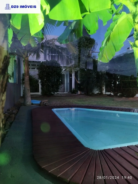 DESLUMBRANTE SOBRADO A UMA QUADRA DO MAR EM CAPÃO DA CANOA: 2ª foto da galeria de imagens do imóvel