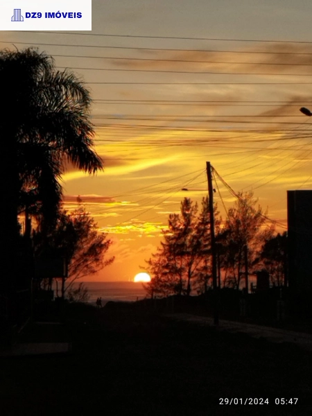 DESLUMBRANTE SOBRADO A UMA QUADRA DO MAR EM CAPÃO DA CANOA: 3ª foto da galeria de imagens do imóvel