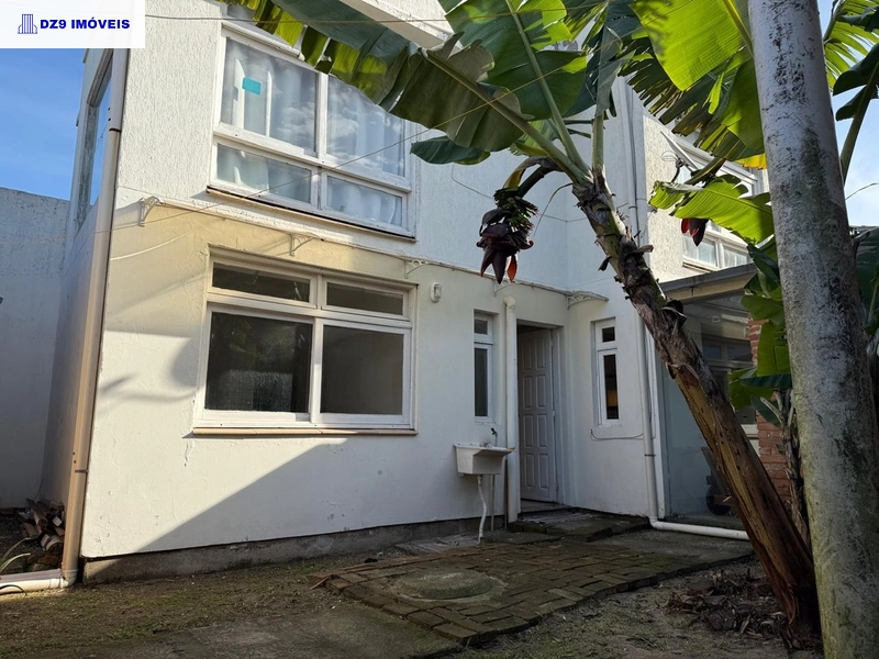 DESLUMBRANTE SOBRADO A UMA QUADRA DO MAR EM CAPÃO DA CANOA: 13ª foto da galeria de imagens do imóvel