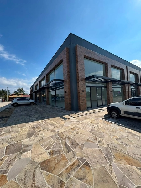 Amplo Espaço Comercial com Mezanino e Pé-Direito Duplo: 2ª foto da galeria de imagens do imóvel