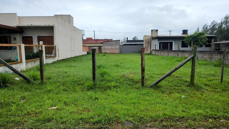 EXCELENTE TERRENO ATERRADO EM XANGRI-LÁ, AO LADO DA PRAIA ARPOADOR!: 2ª foto da galeria de imagens do imóvel