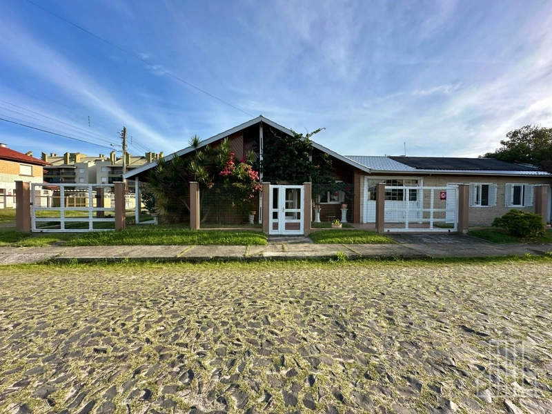 Oportunidade Única: Amplo Imóvel a Passos do Mar em Capão Novo!: 2ª foto da galeria de imagens do imóvel