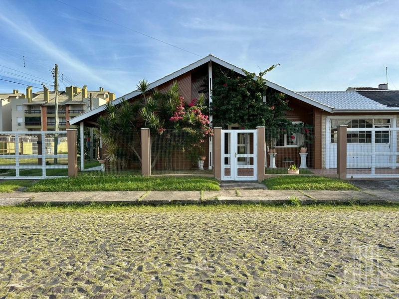 Oportunidade Única: Amplo Imóvel a Passos do Mar em Capão Novo!: 1ª foto da galeria de imagens do imóvel