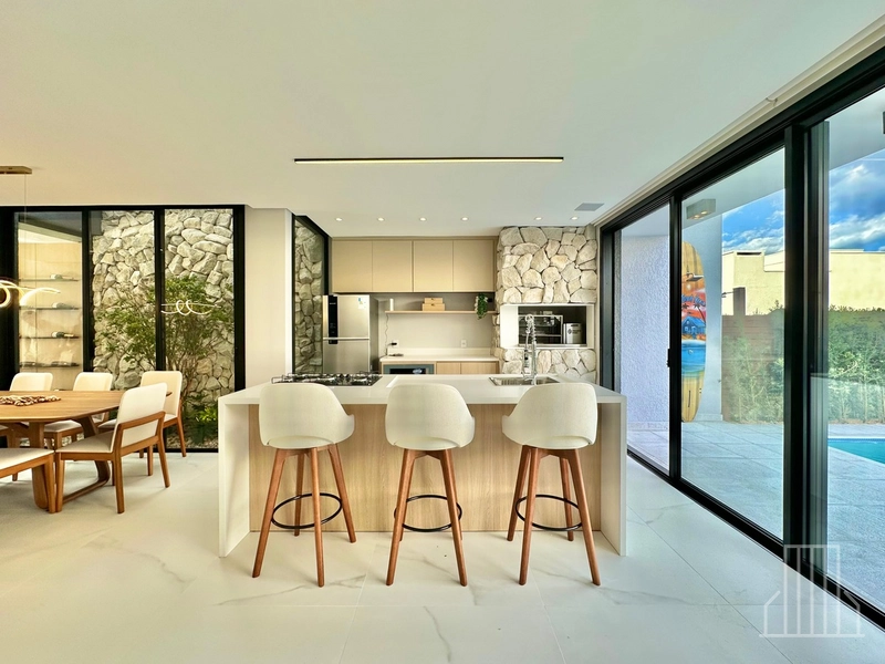 LINDA CASA DE ALTO PADRÃO NO CONDOMÍNIO BLUE EM XANGRI-LÁ: 9ª foto da galeria de imagens do imóvel