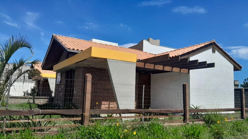 linda casa localizada na rua chile : 1ª foto da galeria de imagens do imóvel