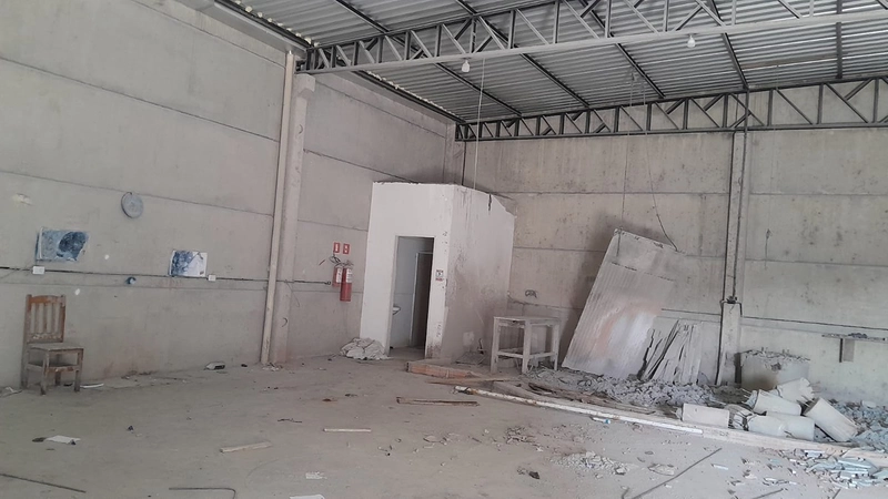 Amplo pavilhão no Jardim Beira Mar,: 2ª foto da galeria de imagens do imóvel