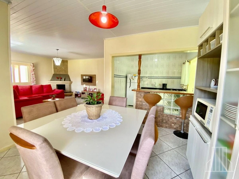 LINDA CASA COM PÁTIO AMPLO NO BAIRRO SANTO ANTÔNIO, EM CAPÃO DA CANOA: 3ª foto da galeria de imagens do imóvel