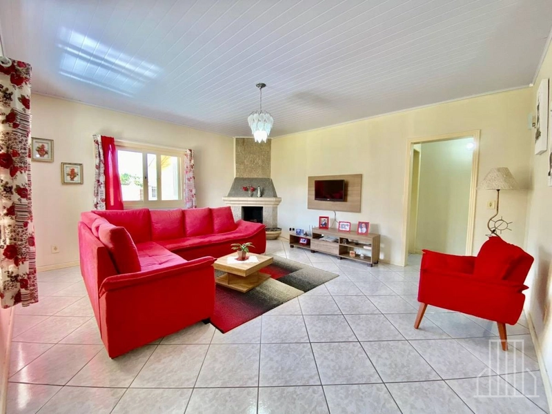 LINDA CASA COM PÁTIO AMPLO NO BAIRRO SANTO ANTÔNIO, EM CAPÃO DA CANOA: 2ª foto da galeria de imagens do imóvel