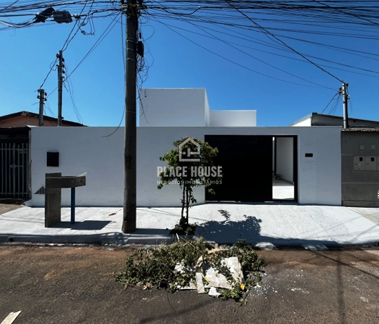 Oportunidade Única: Casa Recém-Reformada com Amplo Terreno e Localização Estratégica!: 1ª foto da galeria de imagens do imóvel