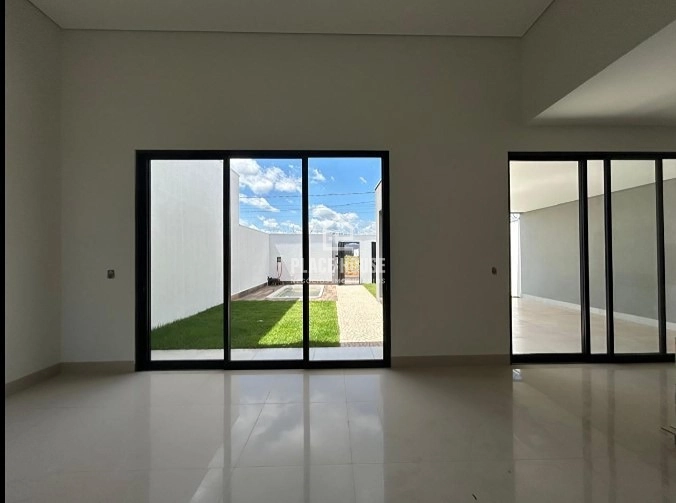  VENDO CASA DE 3 QUARTOS SENDO 1 SUÍTE E CLOSET - UBERLÂNDIA: 3ª foto da galeria de imagens do imóvel