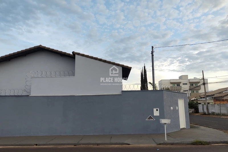 Oportunidade Única no Jardim Holanda: Casa de Esquina + Ponto Comercial!: 12ª foto da galeria de imagens do imóvel