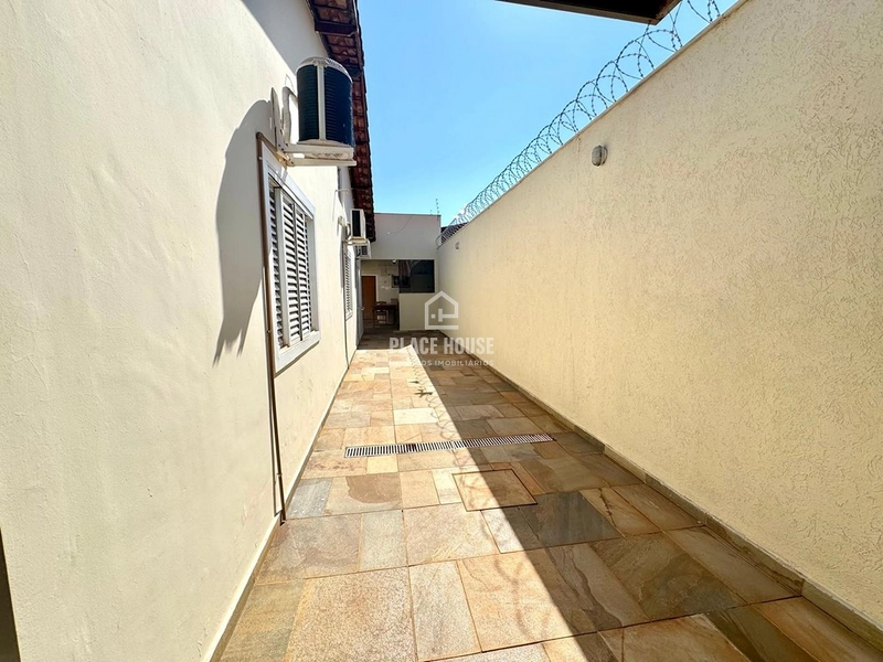 CASA A VENDA NO VIGILATO PEREIRA – EM FRENTE AO CLUBE CAJUBÁ!: 6ª foto da galeria de imagens do imóvel