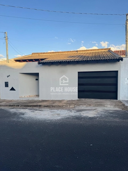 Casa Espaçosa com 160m² de Construção no Jardim Europa – Excelente Quintal: 3ª foto da galeria de imagens do imóvel