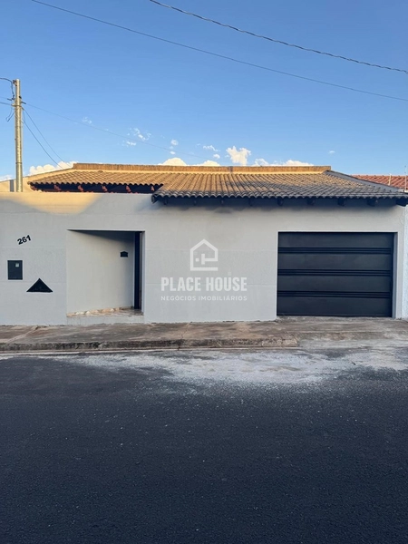 Casa Espaçosa com 160m² de Construção no Jardim Europa – Excelente Quintal: 2ª foto da galeria de imagens do imóvel