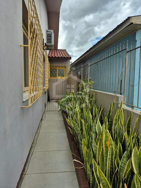 CASA DE LAJE COM SUÍTE NO BAIRRO OLARIA: 3ª foto da galeria de imagens do imóvel