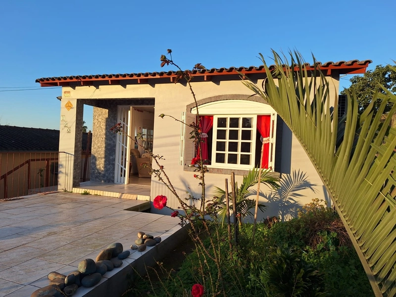 VOCÊ QUE BUSCA UMA CASA COM ÓTIMA POSIÇÃO SOLAR!: 2ª foto da galeria de imagens do imóvel