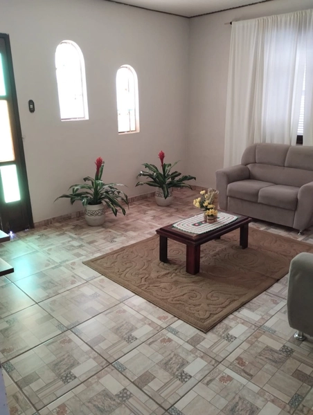 CASA AMPLA E BEM LOCALIZADA PRÓXIMA AO CENTRO...: 9ª foto da galeria de imagens do imóvel