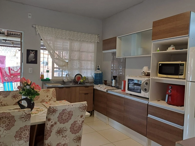 CASA DE LAJE, ACONCHEGANTE, EM BOA LOCALIZAÇÃO!: 2ª foto da galeria de imagens do imóvel