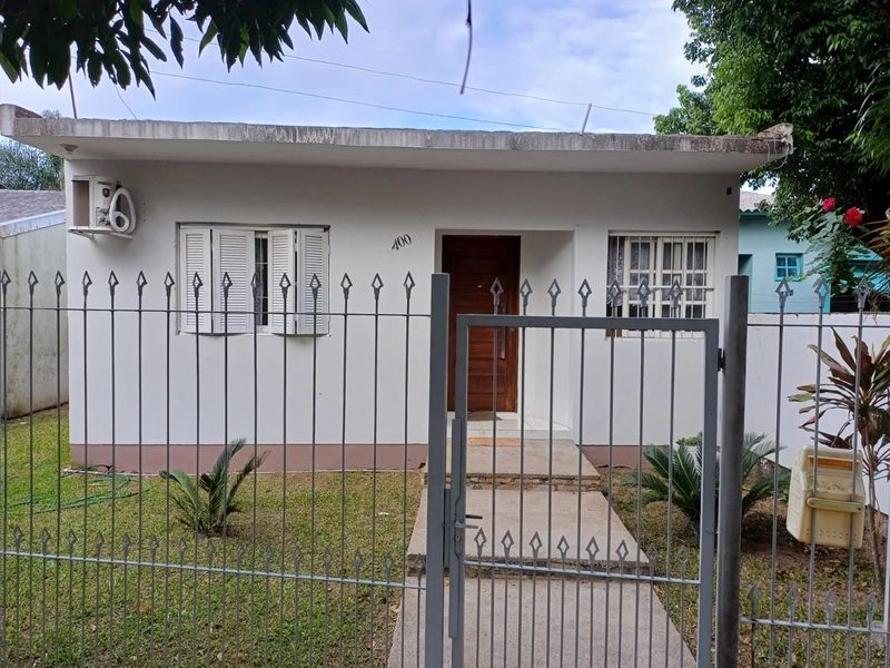 CASA DE LAJE, ACONCHEGANTE, EM BOA LOCALIZAÇÃO!: 1ª foto da galeria de imagens do imóvel