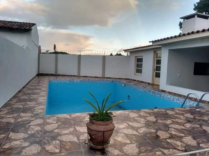 SOBRADO COM PISCINA PRÓXIMO AO CENTRO DA CIDADE.: 2ª foto da galeria de imagens do imóvel