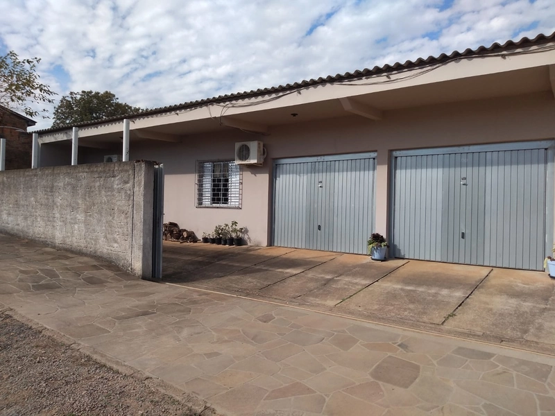 Casa 4 dormitórios para venda em Camaquã: 1ª foto da galeria de imagens do imóvel