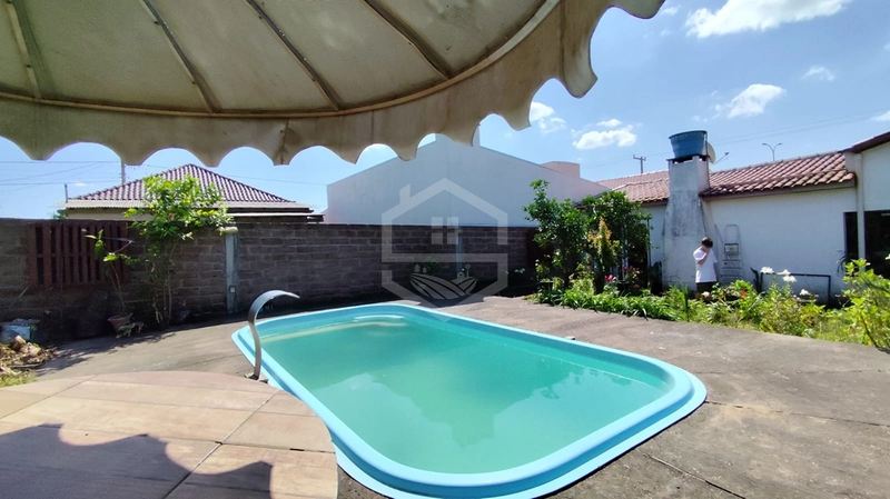 CASA COM PISCINA COM 4 DORMITÓRIOS E PÁTIO AMPLO.: 2ª foto da galeria de imagens do imóvel