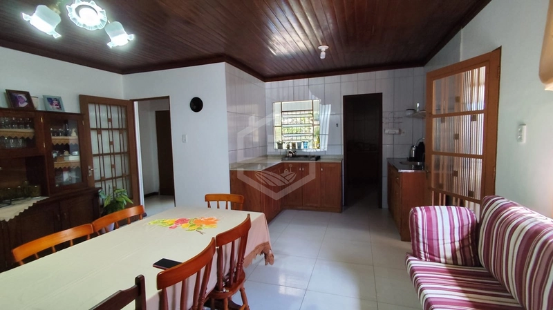 CASA COM PISCINA COM 4 DORMITÓRIOS E PÁTIO AMPLO.: 6ª foto da galeria de imagens do imóvel