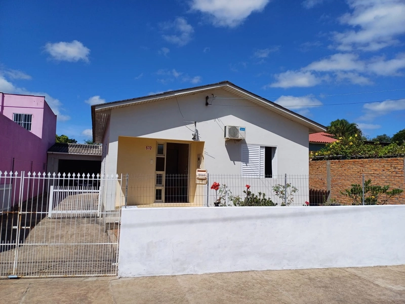 CASA 2 DORMITÓRIOS, CHURRASQUEIRA E PÁTIO...: 1ª foto da galeria de imagens do imóvel