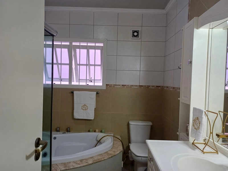 SOBRADO DIFERENCIADO COM AMBIENTES AMPLOS, PISCINA e 4 DORMITÓRIOS...: 13ª foto da galeria de imagens do imóvel