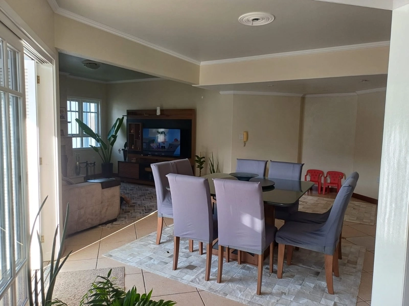 SOBRADO DIFERENCIADO COM AMBIENTES AMPLOS, PISCINA e 4 DORMITÓRIOS...: 5ª foto da galeria de imagens do imóvel