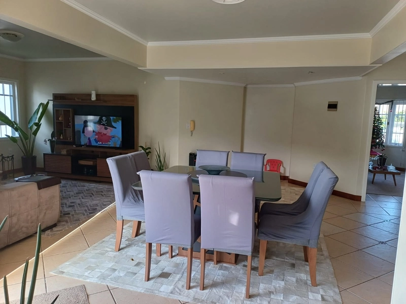 SOBRADO DIFERENCIADO COM AMBIENTES AMPLOS, PISCINA e 4 DORMITÓRIOS...: 4ª foto da galeria de imagens do imóvel