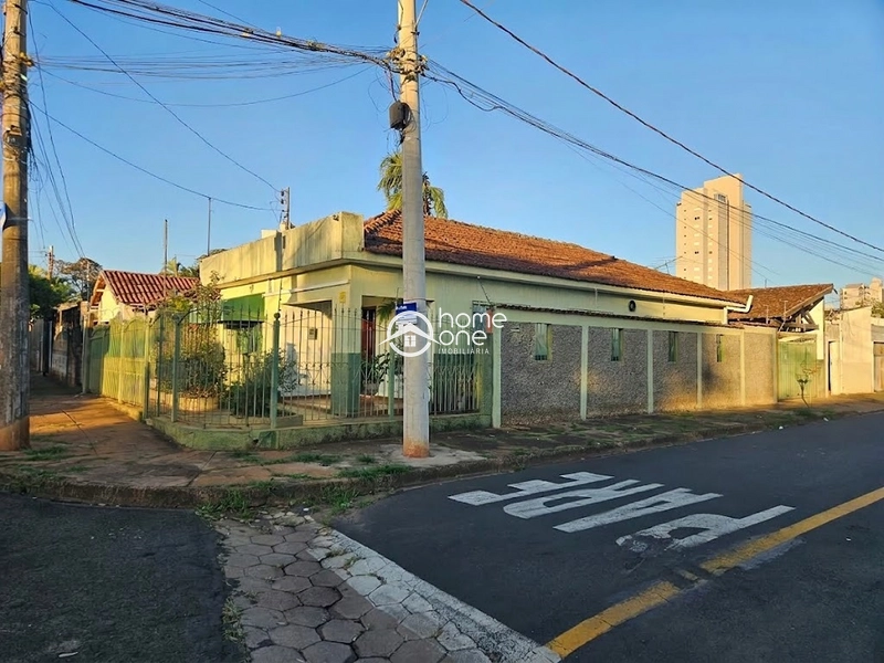 Casa de Esquina com 3 Quartos e Barracão Independente em Excelente Localização: 3ª foto da galeria de imagens do imóvel