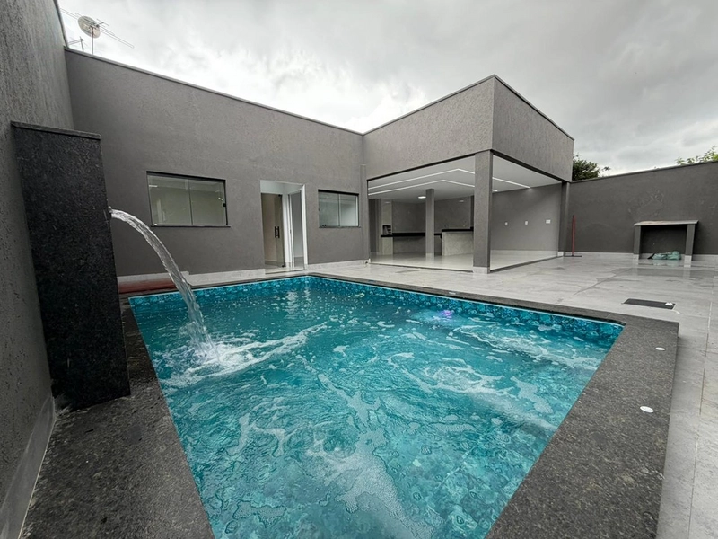 Linda e confortável casa om 3 suítes sendo 1 máster e piscina aquecida com cascata.: 2ª foto da galeria de imagens do imóvel