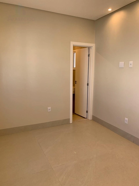 Linda casa com 4 suítes plenas, sendo 1 máster e closet com muito requinte e bom gosto: 16ª foto da galeria de imagens do imóvel