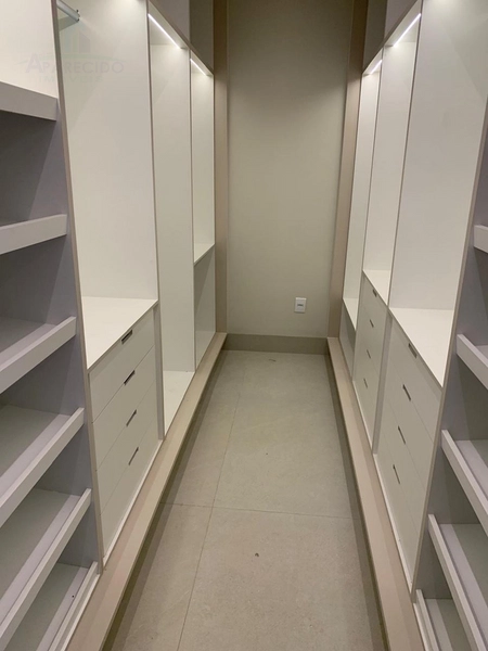 Linda casa com 4 suítes plenas, sendo 1 máster e closet com muito requinte e bom gosto: 5ª foto da galeria de imagens do imóvel