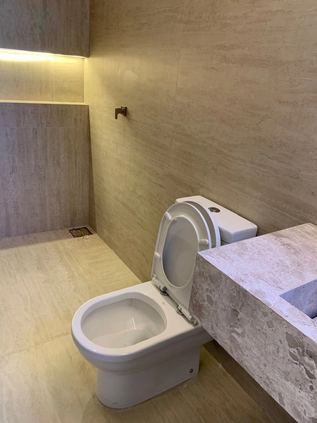 Linda casa com 4 suítes plenas, sendo 1 máster e closet com muito requinte e bom gosto: 2ª foto da galeria de imagens do imóvel