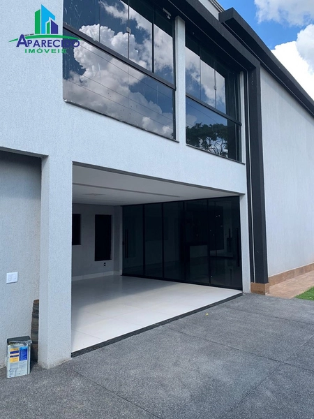 Lindo sobrado com 3 suítes sendo 1 máster, armários com muito requinte e bom gosto: 1ª foto da galeria de imagens do imóvel