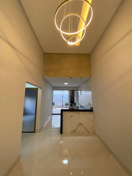 Em uma região promissora e localização privilegiada do setor, a 3km do Buriti shopping. E Fácil acesso a principal via, BR153! Essa casa tem um projeto diferenciado com fachada contemporânea, além de possuir um espaço amplo, pois conta com um terreno de 225 metros e 140 metros de área construída!: 18ª foto da galeria de imagens do imóvel