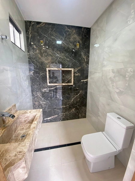 Em uma região promissora e localização privilegiada do setor, a 3km do Buriti shopping. E Fácil acesso a principal via, BR153! Essa casa tem um projeto diferenciado com fachada contemporânea, além de possuir um espaço amplo, pois conta com um terreno de 225 metros e 140 metros de área construída!: 21ª foto da galeria de imagens do imóvel