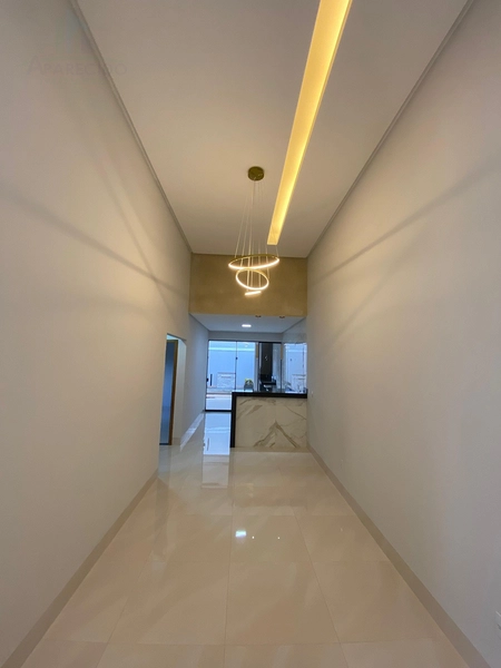 Em uma região promissora e localização privilegiada do setor, a 3km do Buriti shopping. E Fácil acesso a principal via, BR153! Essa casa tem um projeto diferenciado com fachada contemporânea, além de possuir um espaço amplo, pois conta com um terreno de 225 metros e 140 metros de área construída!: 11ª foto da galeria de imagens do imóvel