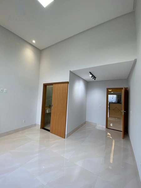 Em uma região promissora e localização privilegiada do setor, a 3km do Buriti shopping. E Fácil acesso a principal via, BR153! Essa casa tem um projeto diferenciado com fachada contemporânea, além de possuir um espaço amplo, pois conta com um terreno de 225 metros e 140 metros de área construída!: 10ª foto da galeria de imagens do imóvel